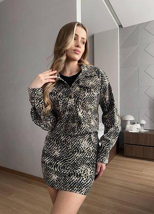 Жіночий костюм з джинс-бенгаліну укорочена куртка і мініспідниця, анімалістичний принт, розмір 46/48