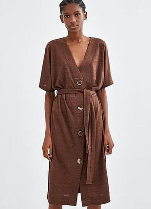 Жіноче плаття zara коричневе, з текстурованою поверхнею, поясом і застібкою на ґудзики.