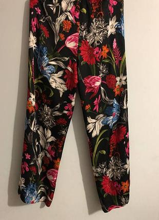 Яркие летние брюки anthropologie в цветочный принт (100% вискоза)
