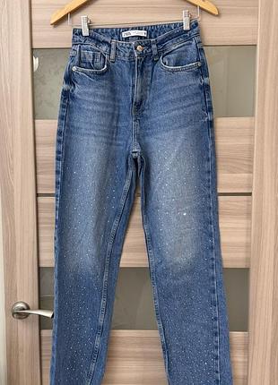 Трендові джинси zara зі стразами та необробленим низом (eur 34 / xs)
