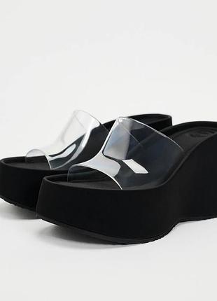 Вінілові шльопанці zara на танкетці