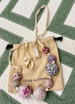 Стильне та текстильне намисто-зав'язка з квітковими намистинами від louis vuitton