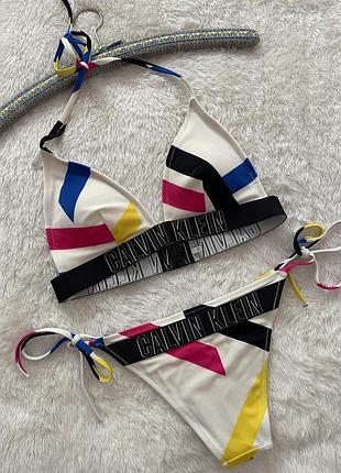 Роздільний купальник calvin klein із геометричним візерунком та фірмовим логотипом на резинці.