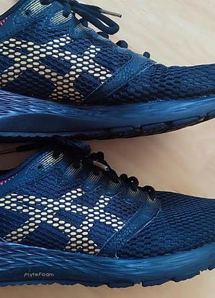 Легкі кросівки asics roadhawk ff 2 у фірмовому забарвленні black/rich gold.
повітропроникна сітка з безшовною конструкцією, що мінімізує тертя.