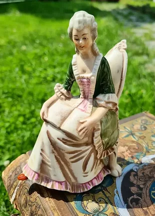 Старовинна колекційна скульптура, дама!