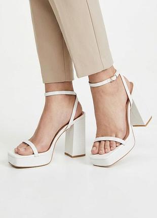 Белые босоножки chic на платформе и высоком подборе (размер 39)