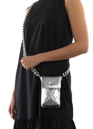Срібляста мінісумочка через плече бренду russell & bromley (модель festival+ phone crossbody bag) з стьобаної шкіри та масивним металевим ланцюжком