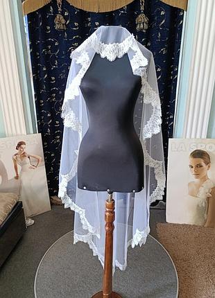 Біла мереживна фата - испанка.