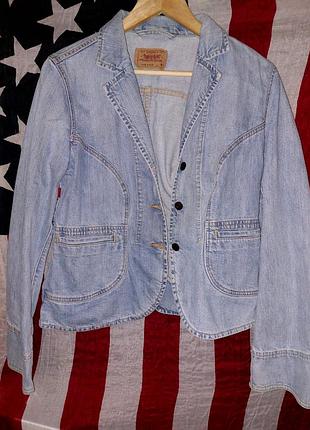 Приталенная женская куртка levis