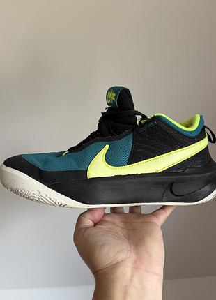 Кросівки з яскраво-салатовим логотипом — це nike team hustle d 10 у забарвленні «black barely volt».