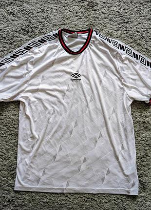 Футболка umbro, size l, стан ідеальний, плечі 47 підпахви 58 довжина 70 стан ідеальний.