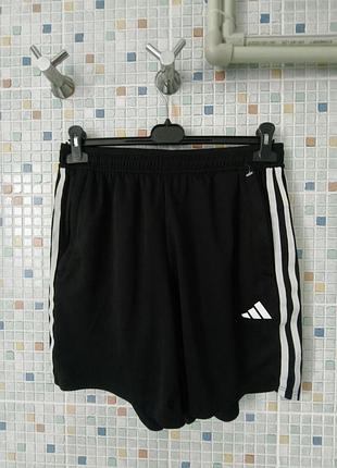 Шорты adidas.