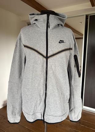 Сіре чоловіче худі на блискавці nike sportswear tech fleece з характерним фірмовим дизайном та кишенею на рукаві.