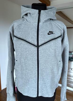 Сіре худі на блискавці nike tech fleece windrunner з характерним чорним логотипом та вставками на грудях.