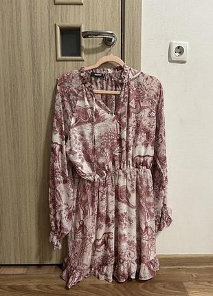 Сукня від бренду missguided з довгими рукавами та характерним принтом у стилі toile de jouy