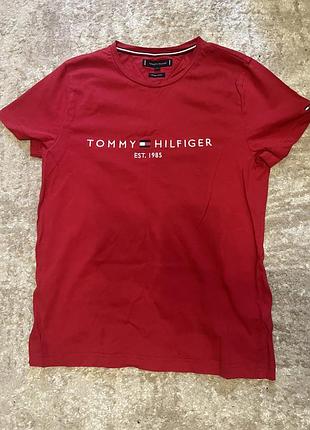 Футболка від tommy helfiger в червоному кольорі , стан ідеальний , за потребою доп. фото яке ви попросите