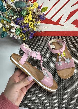 Оригінальні босоніжки clarks