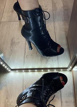 Взуття для heels ,чорні ,кожзам,розмір 35-36,у використанні були один раз ,є накаблучники