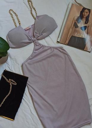 Эффектное платье мини с декоративными цепочками на бретелях😍
