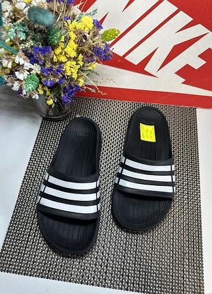 Оригинальные шлепанцы adidas