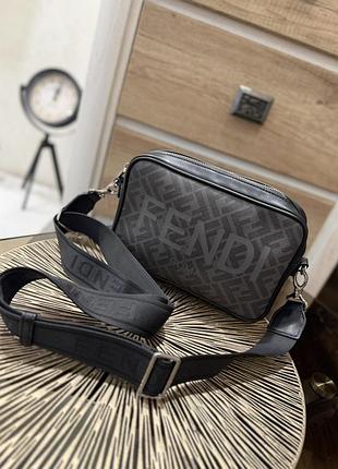 Сумка від бренду fendi