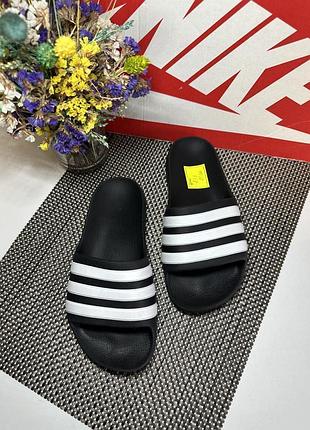 Оригінальні шльопанці adidas