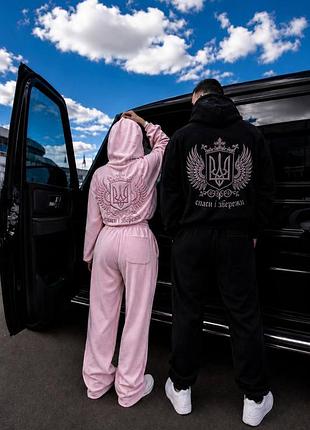 Трендовий крутезний велюровий  костюм з якісним накатом гербом і написом спасибо і збережи колір чорний графіт білий рожевий