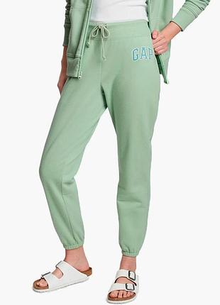 Штани жіночі gap logo joggers in fleece smoke green 282908381 l