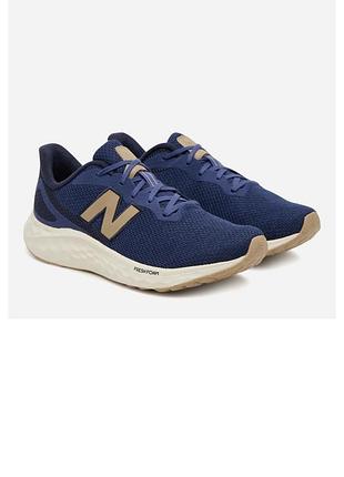 Кросівки new balance arishi v4 синього кольору з бежевим логотипом,розмір 45, матеріали: верх із сітки, що дихає, та міцна гумова підошва.