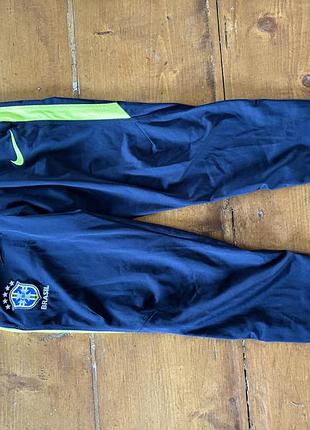 Темно-сині спортивні штани nike brazil national team travel knit із яскраво-жовтими та салатовими акцентами й емблемою збірної бразилії на стегні.