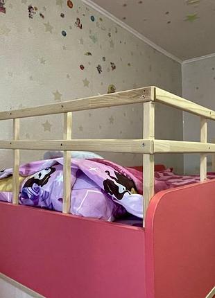 Рожеве двоповерхове ліжко горище з парканчиком від падінь