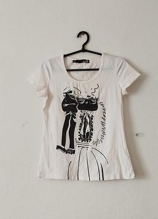 Белая женская футболка с принтом.love moschino