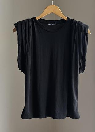 Чорна футболка з акцентними плечима від zara у розмірі м