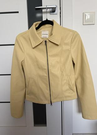 Куртка stradivarius трендового кольору