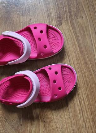 Детские сандалии босоножки на девочку crocs bayaband с ярко-розовым верхом