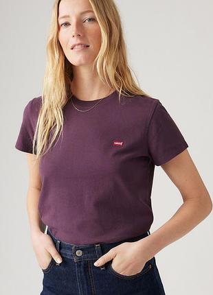 Темно-фіолетова бавовняна футболка levi's perfect tee має класичний круглий виріз і фірмовий маленький логотип на грудях