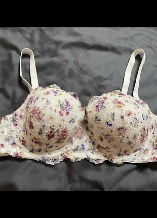 Бюстгальтер intimissimi, розмір 85c/85d. ніжний молочний колір із красивим квітковим мереживом. чашки з легкою підтримкою, тонкі бретелі,.