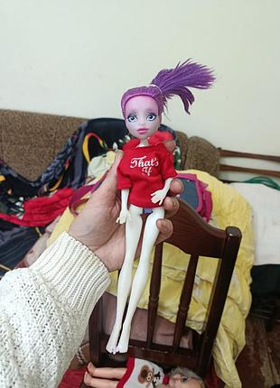 Лялька monster high, схожа на персонажа арі хантінгтон.