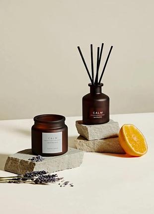 Подарунковий набір calm mini scenting set від бренду apothecary (marks & spencer).набір містить ароматичний дифузор об'ємом 30 мл та міні-свічку.