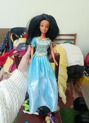 Кукла disney princess jasmine fashion doll, облаченную в голубое платье с блестящими деталями