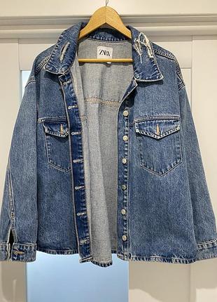 Джинсова куртка жіноча zara блакитного кольору