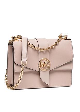 Ця рожева сумка — модель michael kors greenwich small saffiano leather crossbody з фірмовою золотистою фурнітурою.