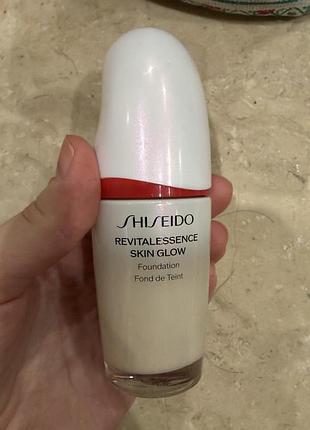 Shiseido revitalessence skin glow foundation легкий роз'яснюючий тональний крем spf 30