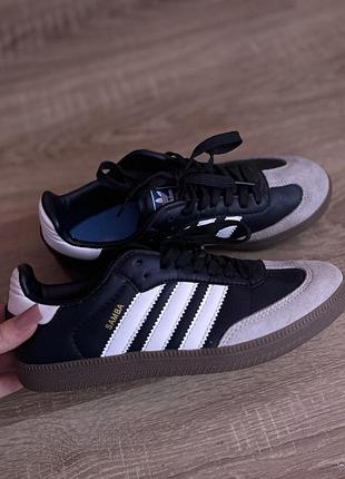 Кросівки adidas чорного кольору