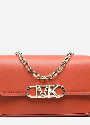 Ця сумка — michael kors parker medium leather shoulder bag у кораловому кольорі.