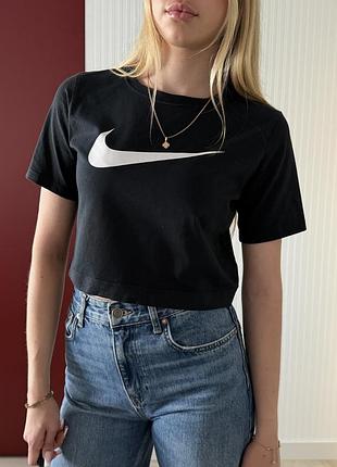 Трендова вкорочена футболка nike центр лого