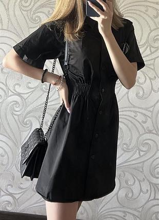 Коротка чорна сукня на ґудзиках