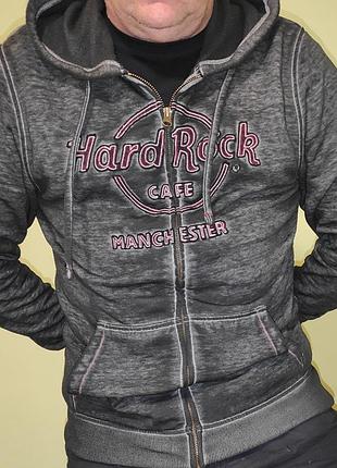 Стильная фирменная серая кофта зепкая толстовка на молнии от hard rock cafe украшена вышитым логотипом манчестера.л-хл