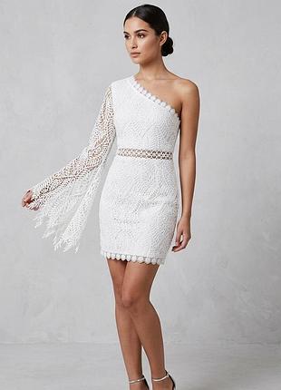 Белое кружевное платье prettylittlething на одно плечо (xs / 34)