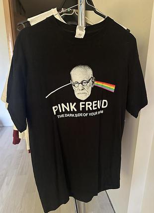 Футболка з портретом фрейда pink freud - dark side of your mom